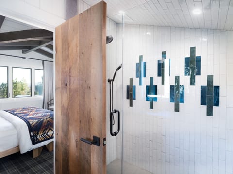 Cabin (Hemphill) | Bathroom | Free toiletries, hair dryer, towels