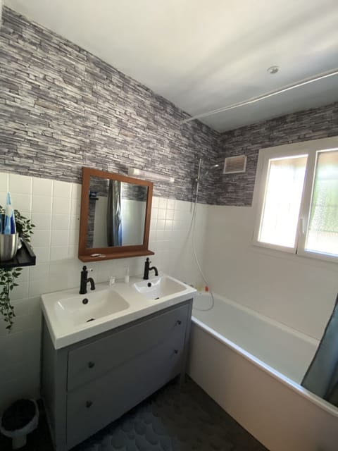 Towels, soap, shampoo, toilet paper