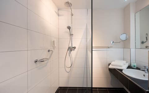 Room | Bathroom | Shower, free toiletries, hair dryer, towels