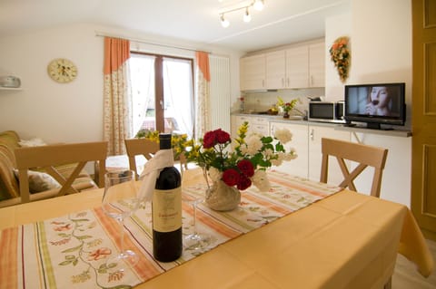 Apartment, 2 Bedrooms, Balcony | In-room dining