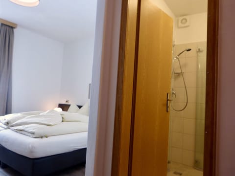 Standard Double Room | In-room safe, desk, blackout drapes, bed sheets