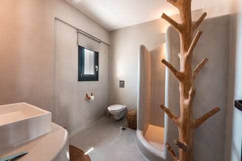 Junior Double Room, Sea View | Bathroom | Shower, free toiletries, hair dryer, towels