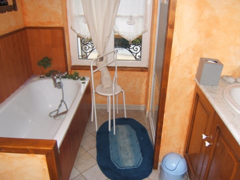 Double Room | Bathroom | Free toiletries, hair dryer, bathrobes, slippers