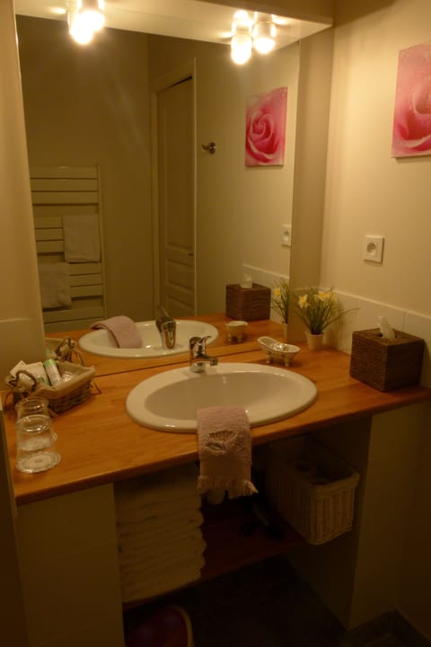 Suite, Ensuite (3 épis) | Bathroom | Shower, rainfall showerhead, free toiletries, hair dryer