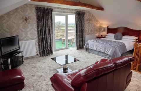 Family Room | Desk, iron/ironing board, free WiFi, bed sheets