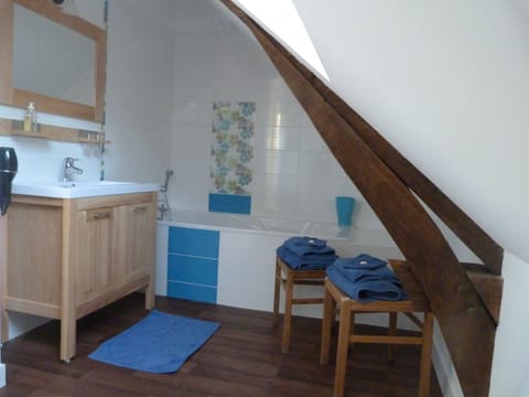 Double Room | Bathroom | Combined shower/tub, free toiletries, hair dryer, bathrobes