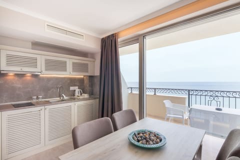 Suite, Sea View | Premium bedding, minibar, in-room safe, blackout drapes