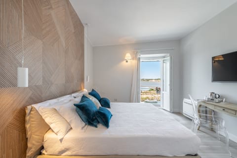 Deluxe Suite, Balcony, Canal View | Minibar, desk, soundproofing, free WiFi