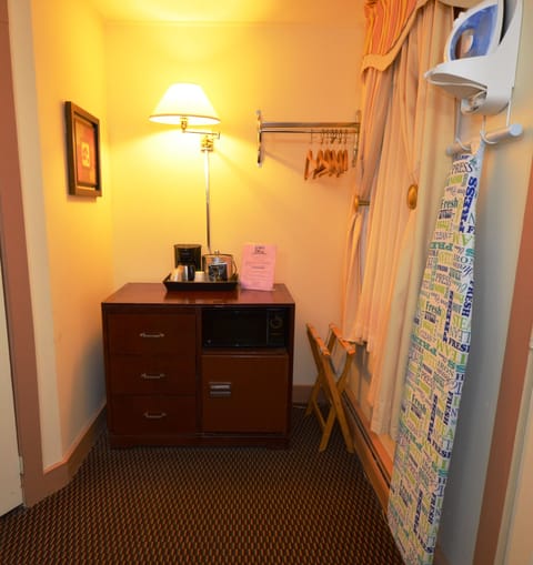 Standard Room, 1 Queen Bed | Room amenity