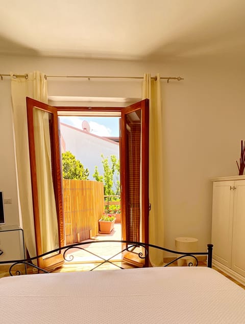 Minibar, desk, free WiFi, bed sheets