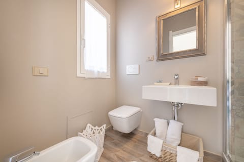 Panoramic Studio, Canal View | Bathroom | Shower, free toiletries, hair dryer, bidet