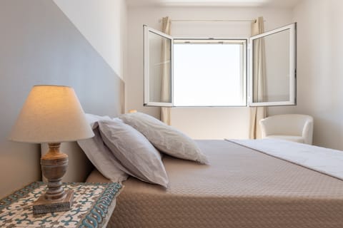Panoramic Studio, Canal View | Desk, bed sheets
