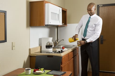 Full-size fridge, microwave, stovetop