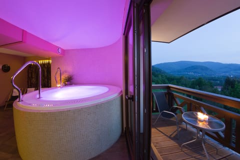 Couples treatment rooms, sauna, hot tub, steam room