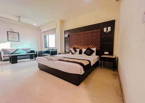 Deluxe Room | 1 bedroom, in-room safe, individually furnished, desk