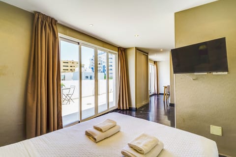 Studio, Terrace | In-room safe, blackout drapes, iron/ironing board, free WiFi