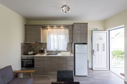 Apartment | Private kitchen | Full-size fridge, oven, stovetop, coffee/tea maker