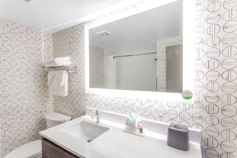 Combined shower/tub, free toiletries, hair dryer, towels