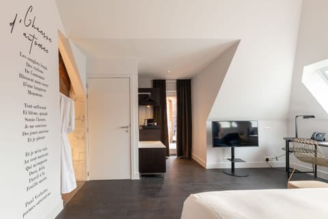 The Verlaine Suite | Minibar, in-room safe, desk, iron/ironing board
