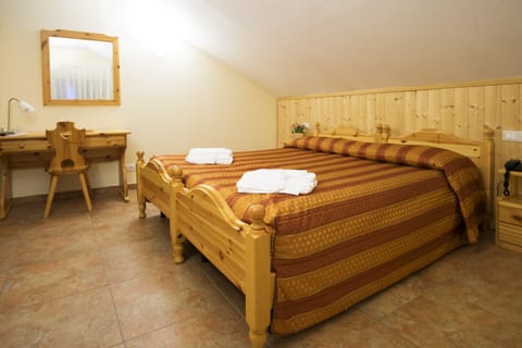 Classic Double Room | In-room safe, desk, cribs/infant beds, free WiFi