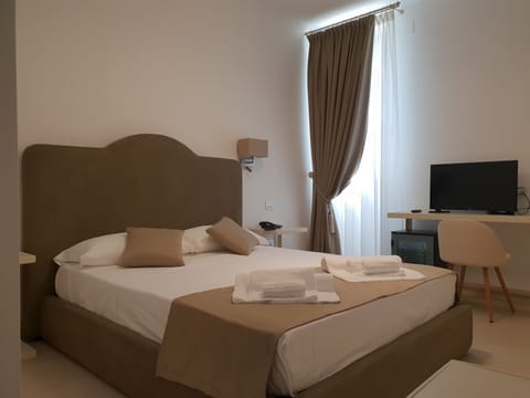 Deluxe Double Room | Minibar, in-room safe, individually decorated, desk