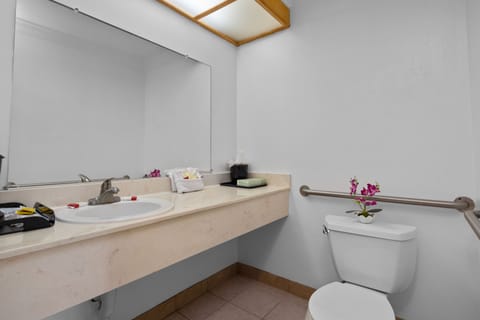Standard Room, 1 King Bed, Non Smoking | Bathroom | Combined shower/tub, hair dryer, towels