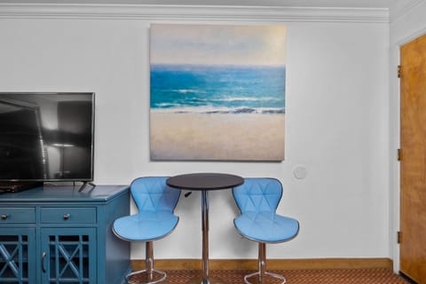 Standard Room, 1 King Bed, Non Smoking | Desk, free WiFi, bed sheets