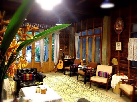 6-Bed Mixed Dormitory | Lobby sitting area