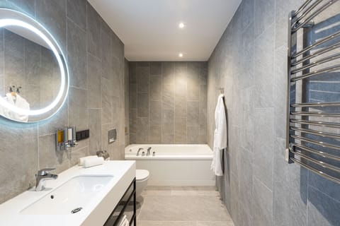 Deluxe Double or Twin Room, 1 Bedroom, Non Smoking | Bathroom | Free toiletries, hair dryer, bathrobes, towels