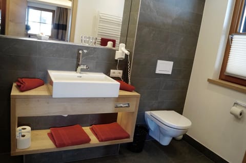 Traditional Double or Twin Room | Bathroom | Free toiletries, hair dryer, towels