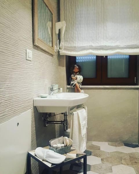 Shower, hair dryer, bathrobes, slippers