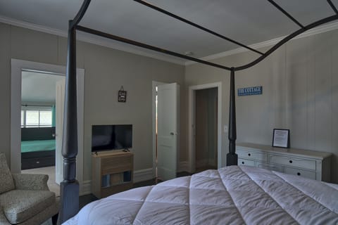 Standard Suite (Cottage) | Individually decorated, individually furnished, blackout drapes