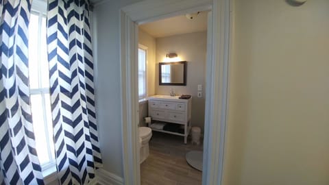 Grand Room, 1 King Bed | Bathroom | Shower, hair dryer, towels