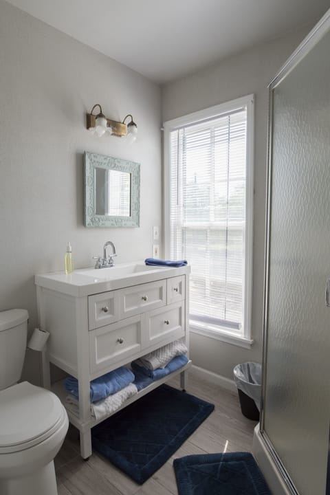 Standard Double Room, 1 Queen Bed | Bathroom | Shower, hair dryer, towels