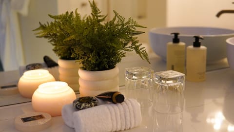 Signature Studio Suite, 1 King Bed | Bathroom | Shower, free toiletries, hair dryer, bathrobes