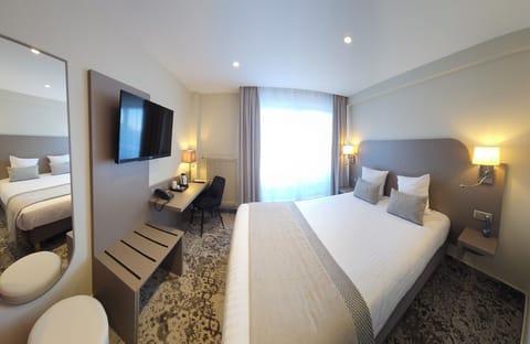 Comfort Room, 1 Queen Bed, Non Smoking | In-room safe, individually furnished, desk, blackout drapes