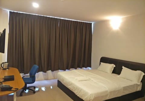 Basic Room, 1 King Bed | Desk, iron/ironing board, free WiFi, bed sheets