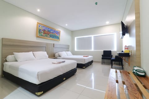 Family Room | Desk, laptop workspace, free WiFi, bed sheets