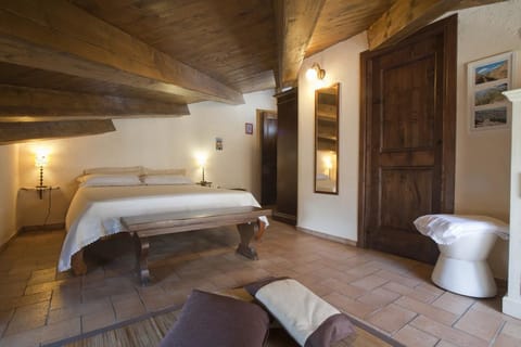 Basic Triple Room, 1 Bedroom | Desk, soundproofing, iron/ironing board, free WiFi