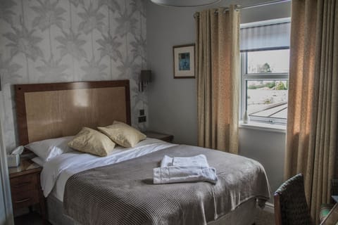 Small Double Room | Desk, iron/ironing board, free WiFi, bed sheets