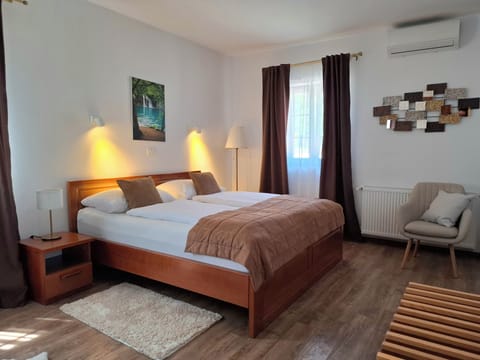 Deluxe Triple Room | Minibar, in-room safe, desk, soundproofing