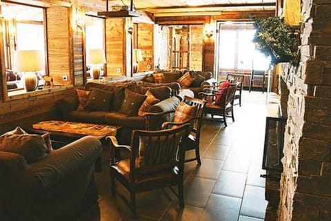 Breakfast, lunch, dinner served; Regional cuisine