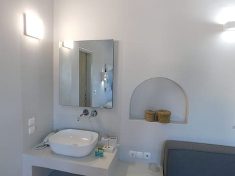 Deluxe Room, 1 Bedroom | Bathroom | Shower, hair dryer, towels