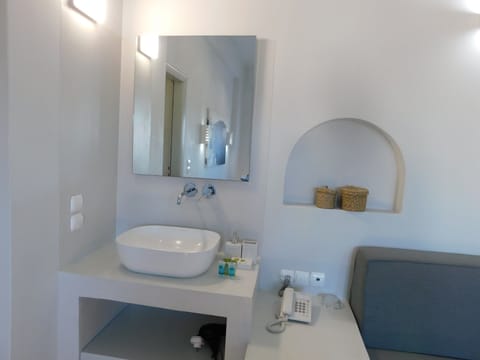 Deluxe Triple Room, Multiple Beds, Balcony | Bathroom | Shower, hair dryer, towels