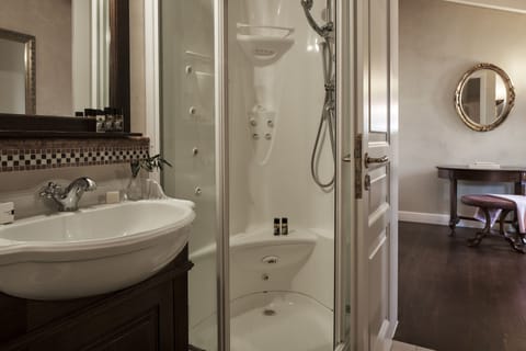 Superior Double Room | Bathroom | Jetted tub, hydromassage showerhead, free toiletries, hair dryer