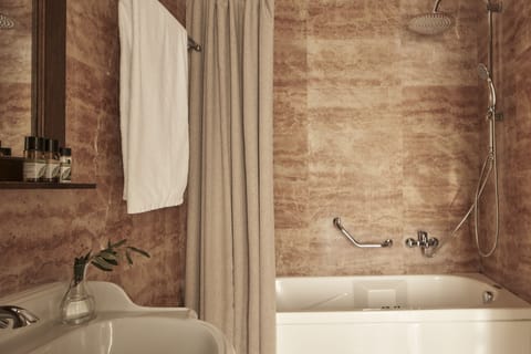 Junior Suite, Split-level, Sea View | Bathroom | Jetted tub, hydromassage showerhead, free toiletries, hair dryer