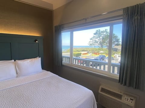 Pillowtop beds, desk, laptop workspace, blackout drapes