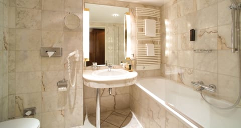 Deluxe Twin Room, Park View, Garden Area | Bathroom | Designer toiletries, hair dryer, bathrobes, slippers