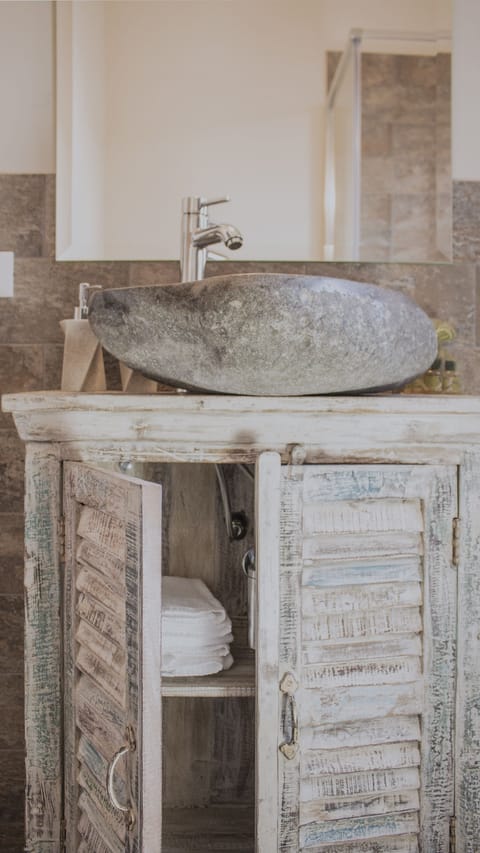 Exclusive Double Room, 1 King Bed | Bathroom amenities | Shower, rainfall showerhead, free toiletries, hair dryer