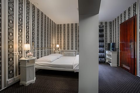 Magdalena von Waldersee Suite (open bathroom) | Egyptian cotton sheets, premium bedding, down comforters, pillowtop beds